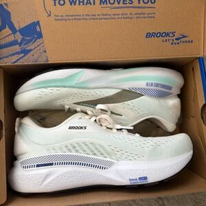 Brooks Adrenaline GTS 24 BRAND NEW